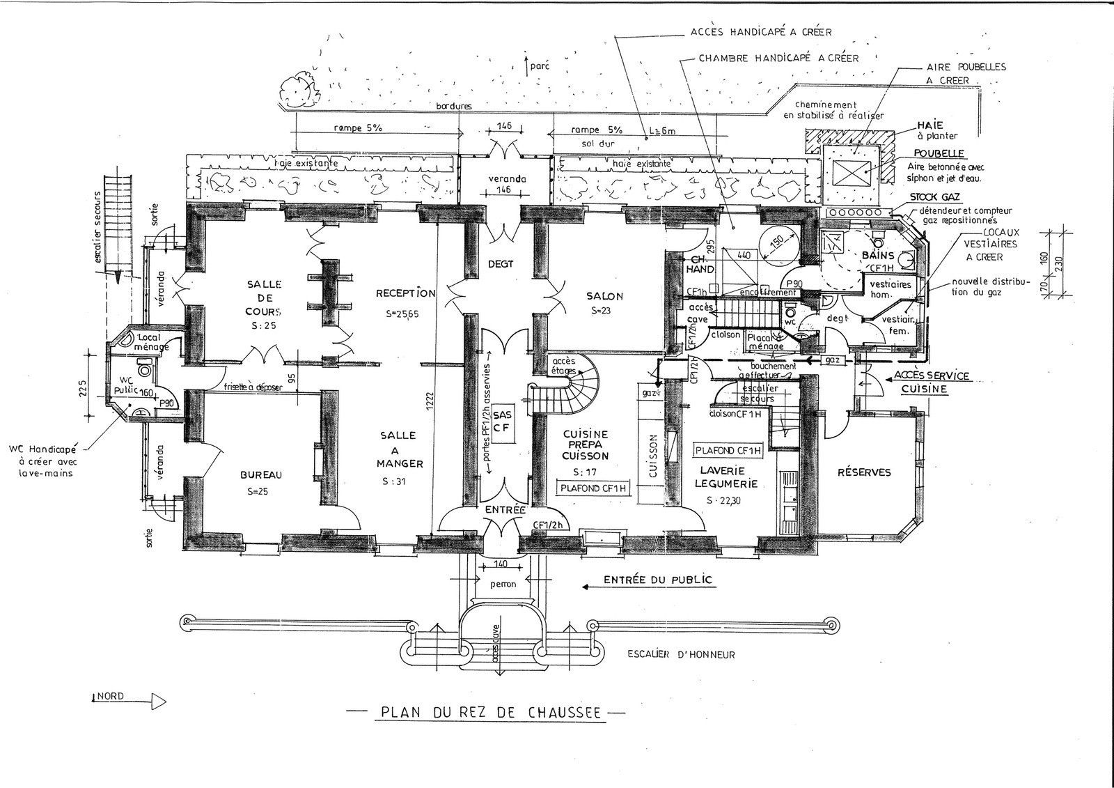 Een zwart-wit plattegrond van een huis