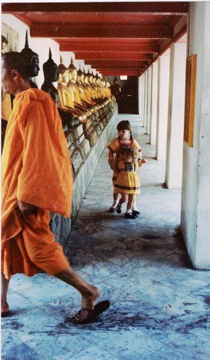 Shelby Howe and Darby Long SHelby Howe at Buddhist Temple
