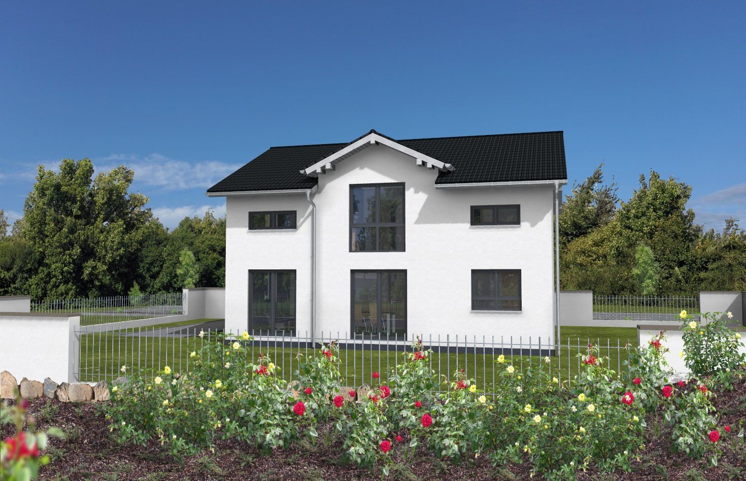 Weißes zweistöckiges Haus mit schwarzem Dach hinter einem Blumengarten und einem Zaun unter blauem Himmel
