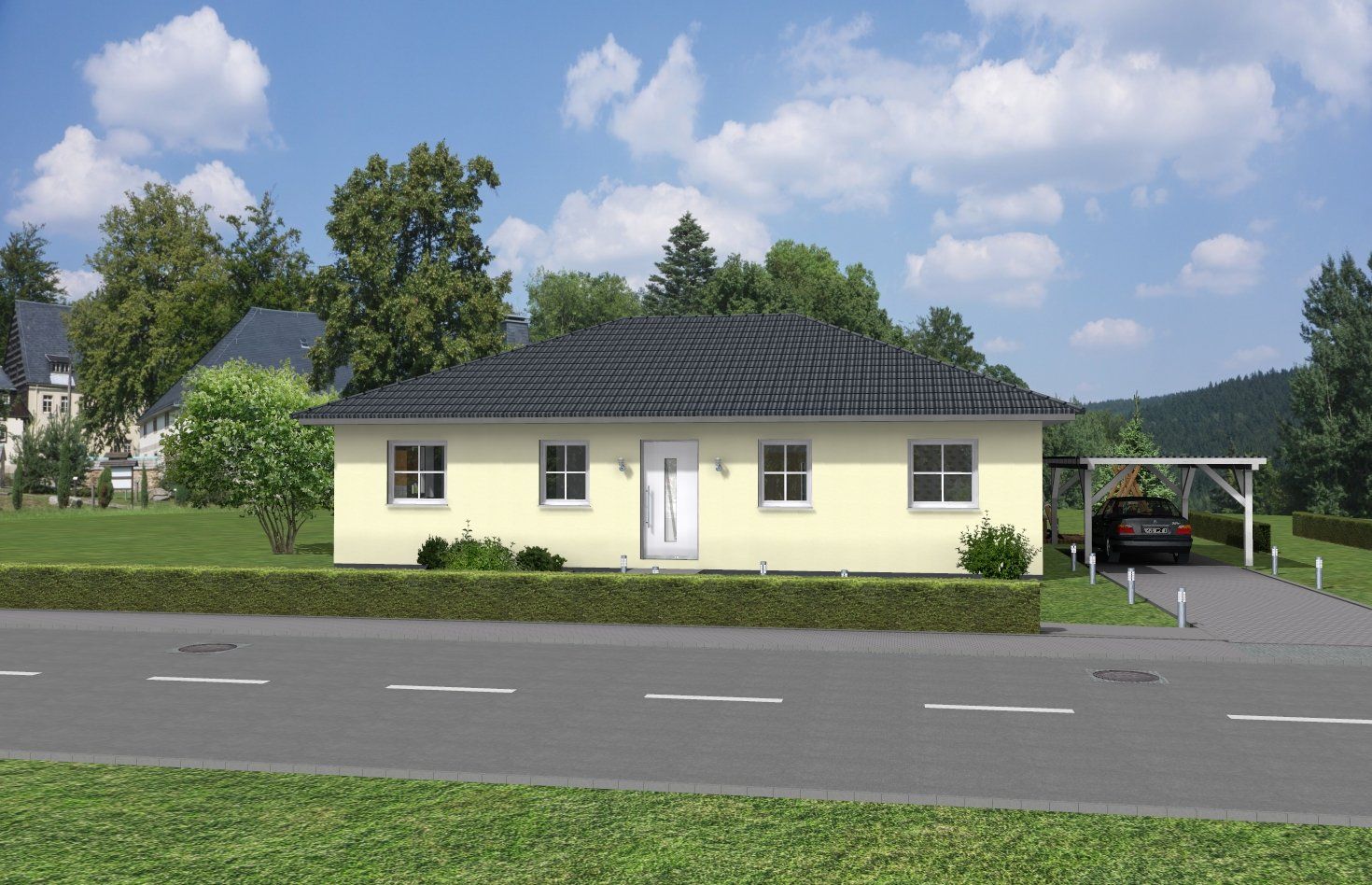 Ein eingeschossiges gelbes Haus mit dunklem Dach neben einer Straße, unter einem blauen Himmel mit Wolken.
