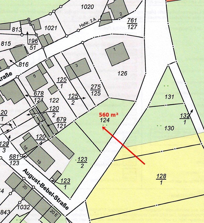 Karte mit einem roten Pfeil, der Parzelle 124 und „560 m²“ in der Nähe angrenzender Grundstücke und Straßen markiert.