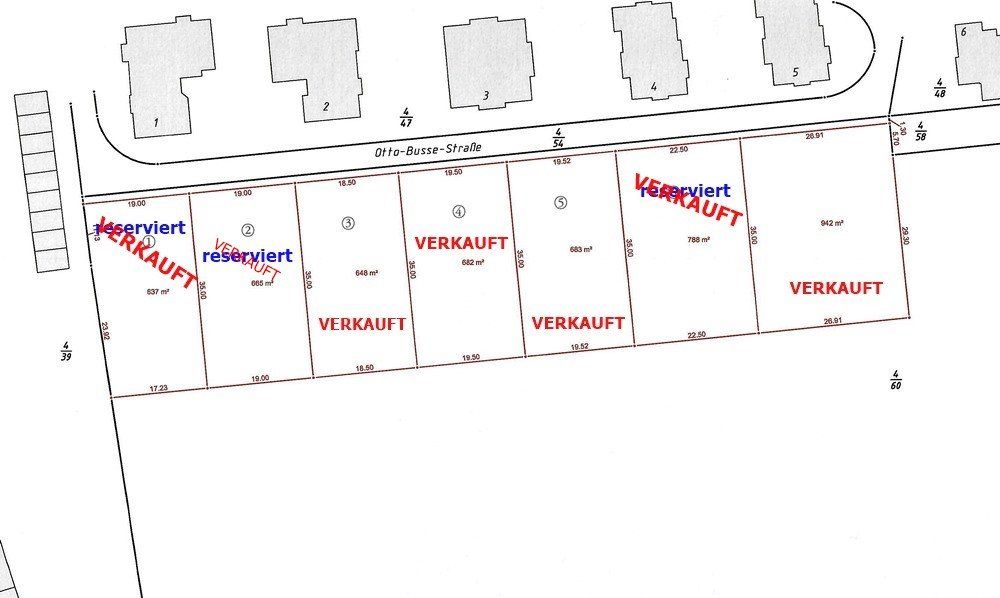 Grundriss mit mehreren markierten Verkaufsflächen, viele davon mit der Aufschrift „VERKAUFT“ in roter und blauer Schrift.