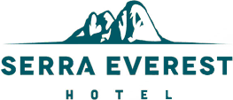 Logotipo do Serra Everest Hotel, apresentando picos de montanhas em verde-azulado acima do nome do hotel, também em verde-azulado.