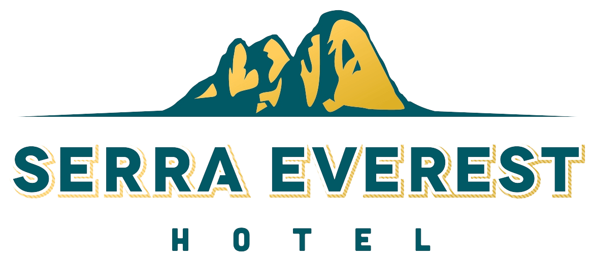 Logotipo do Serra Everest Hotel com silhueta de montanha e texto em verde-azulado.
