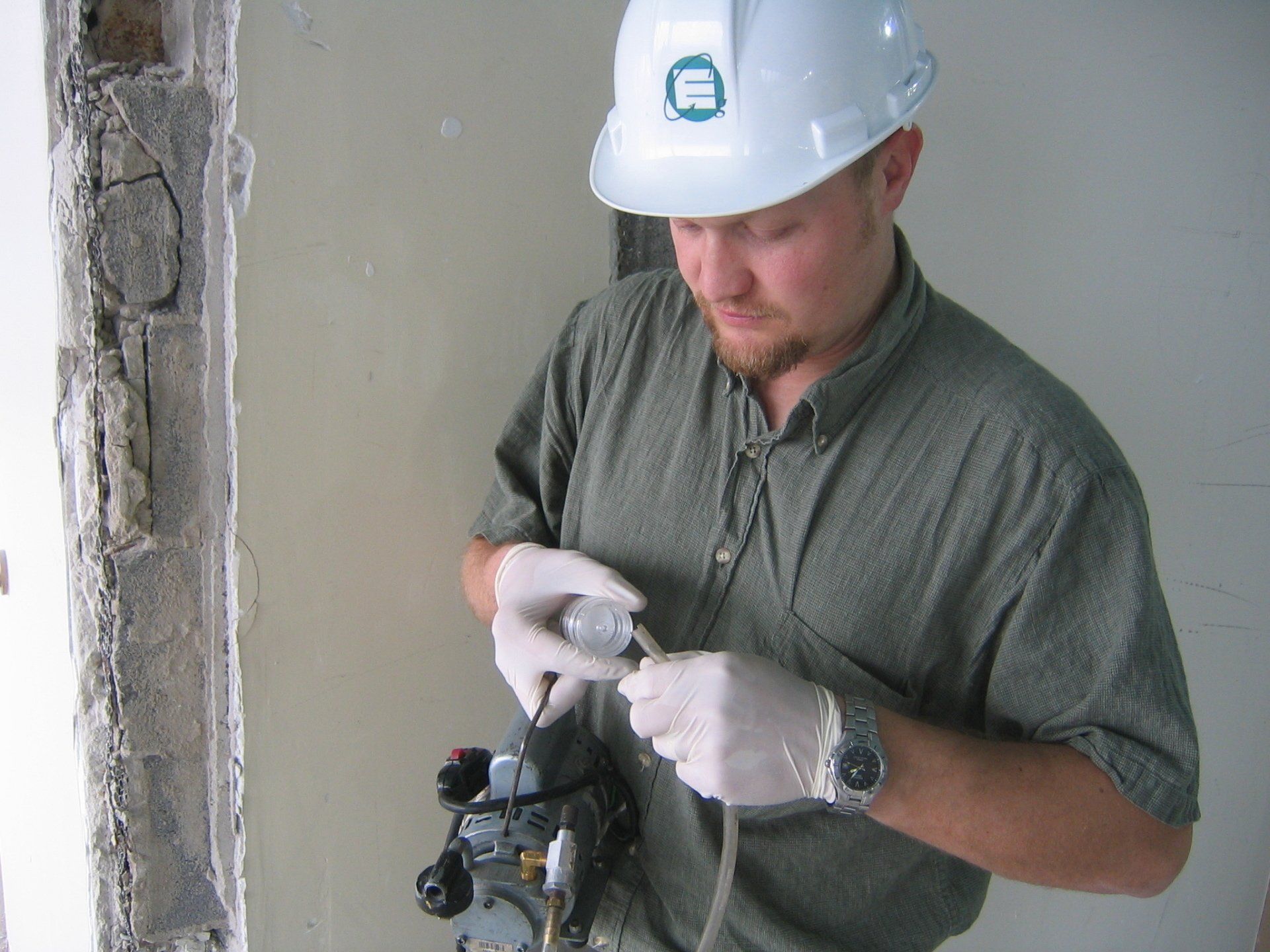 A man wearing a hard hat with the letter u on it