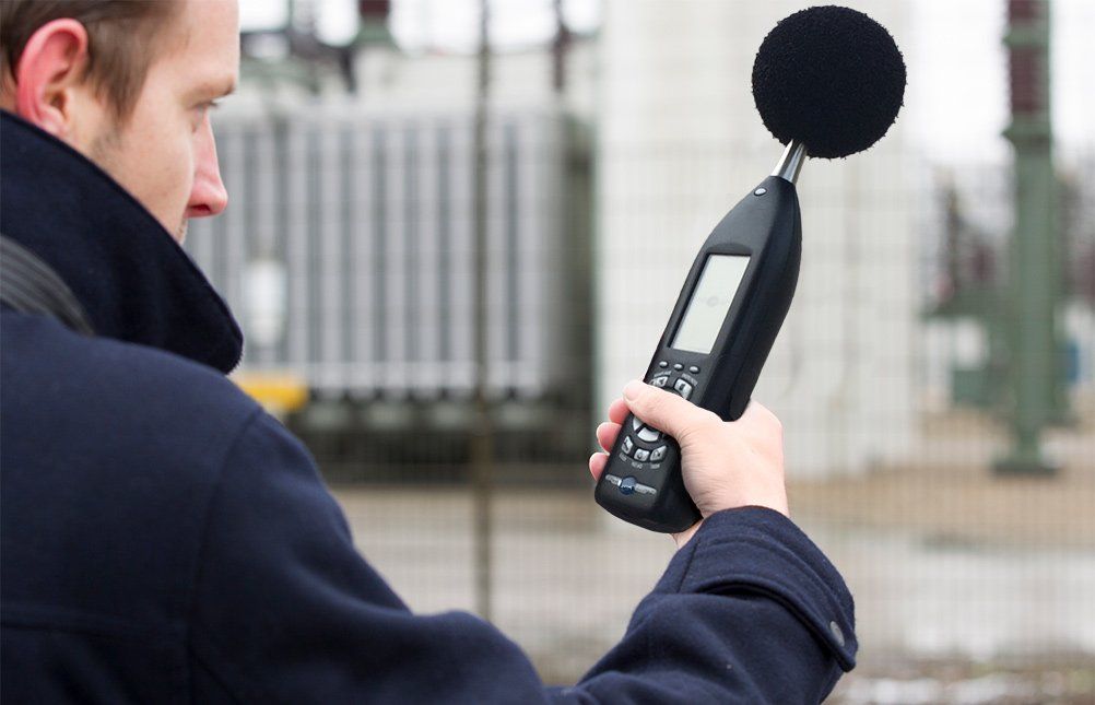 ECG performing noise test to evaluate noise hazards