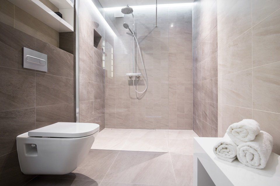 bagno con rivestimenti effetto marmo