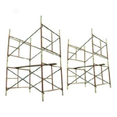 Dos estructuras de andamios metálicos, posiblemente para construcción, sobre un fondo blanco.