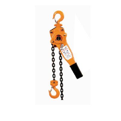 Polipasto de palanca de color naranja con cadena para colgar y ganchos.