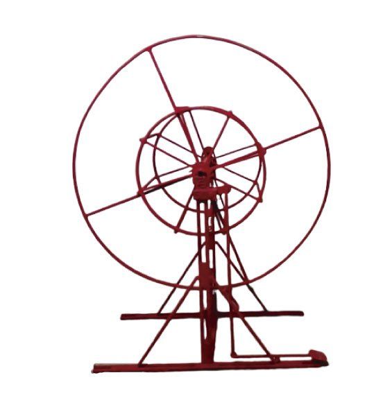 Carrete de manguera contra incendios de metal rojo sobre soporte.