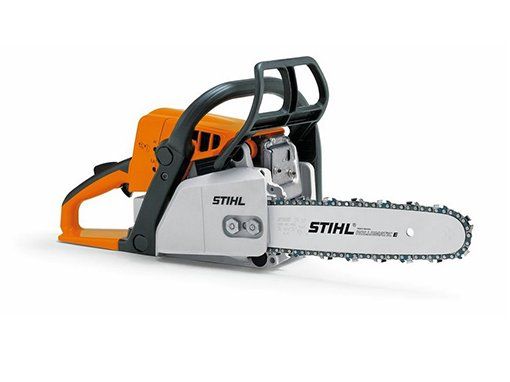 Motosierra Stihl de color naranja y gris sobre fondo blanco.