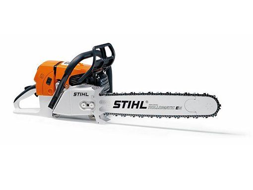 Una motosierra Stihl, de color naranja y blanco, con mango negro, sobre un fondo blanco.