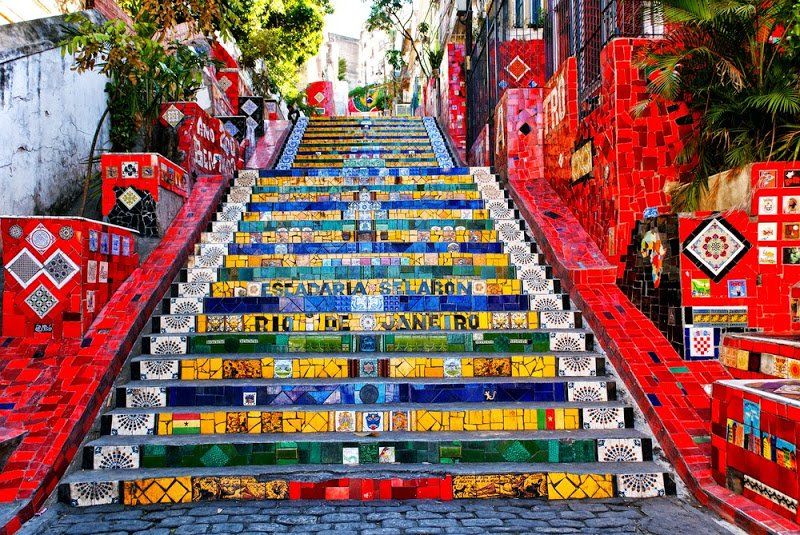 Um conjunto de escadas com azulejos coloridos