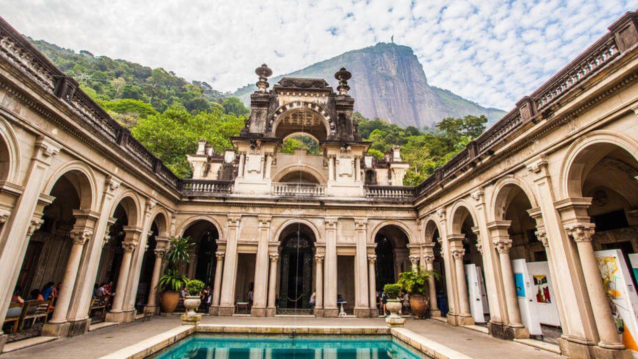 Há uma grande piscina no meio do pátio de um prédio.