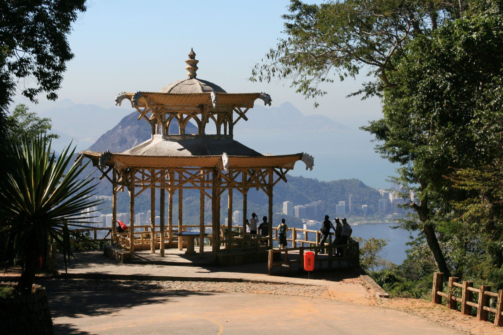 Um mirante no topo de uma colina com vista para um corpo d'água