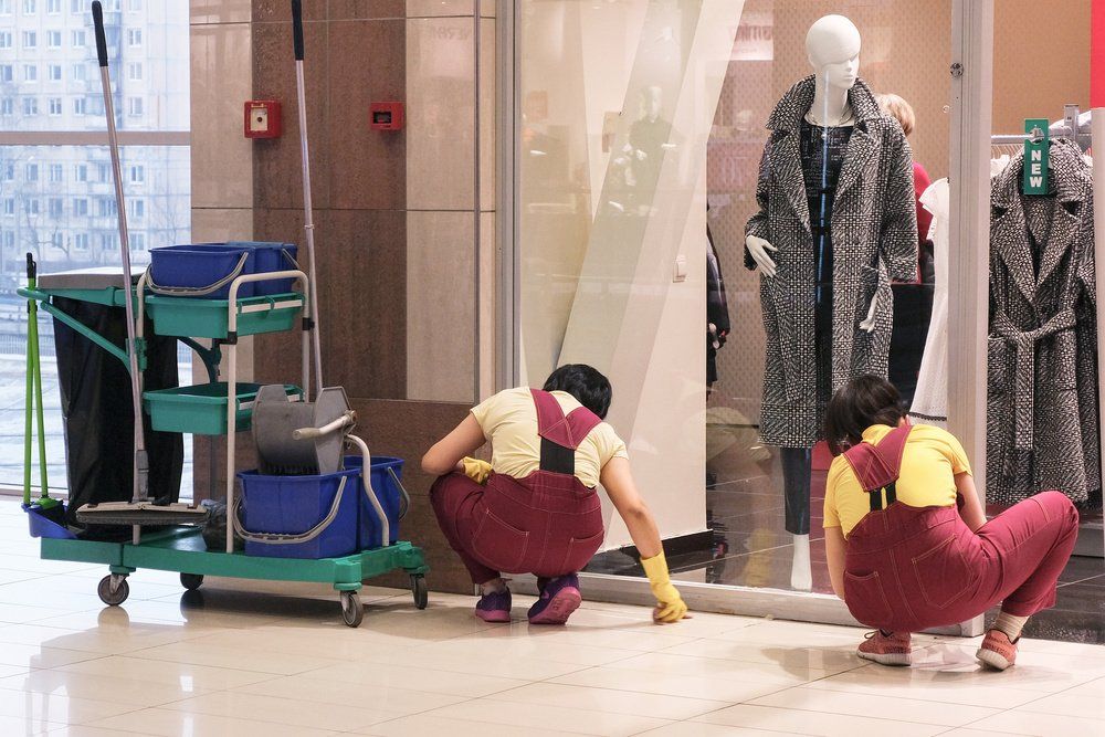 pulizia vetrina centro commerciale