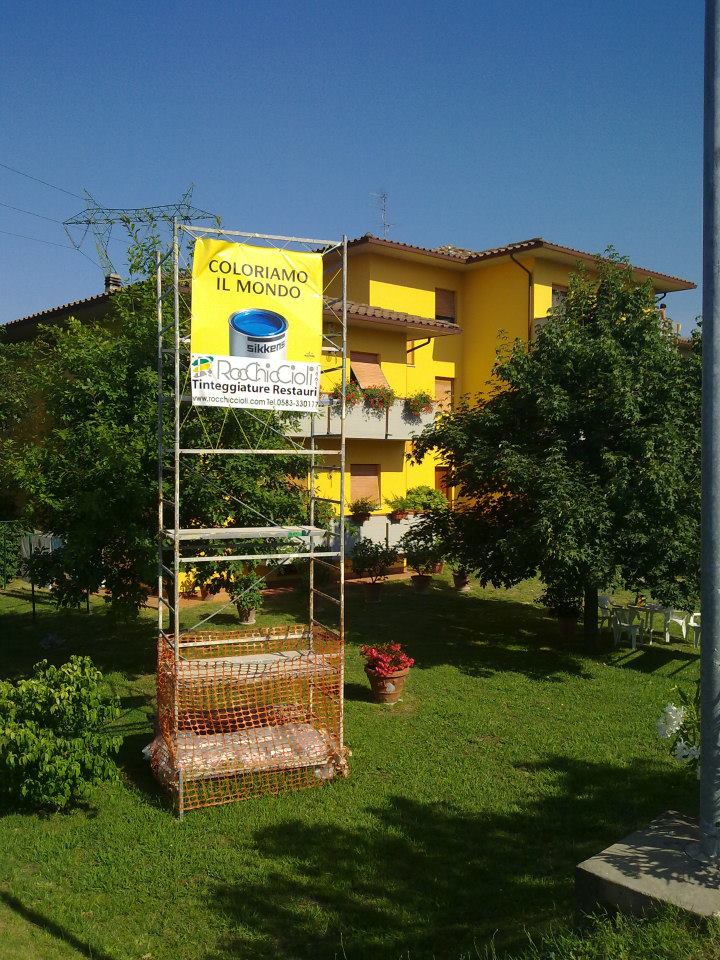 impalcatura per lavori sul prospetto di una palazzina