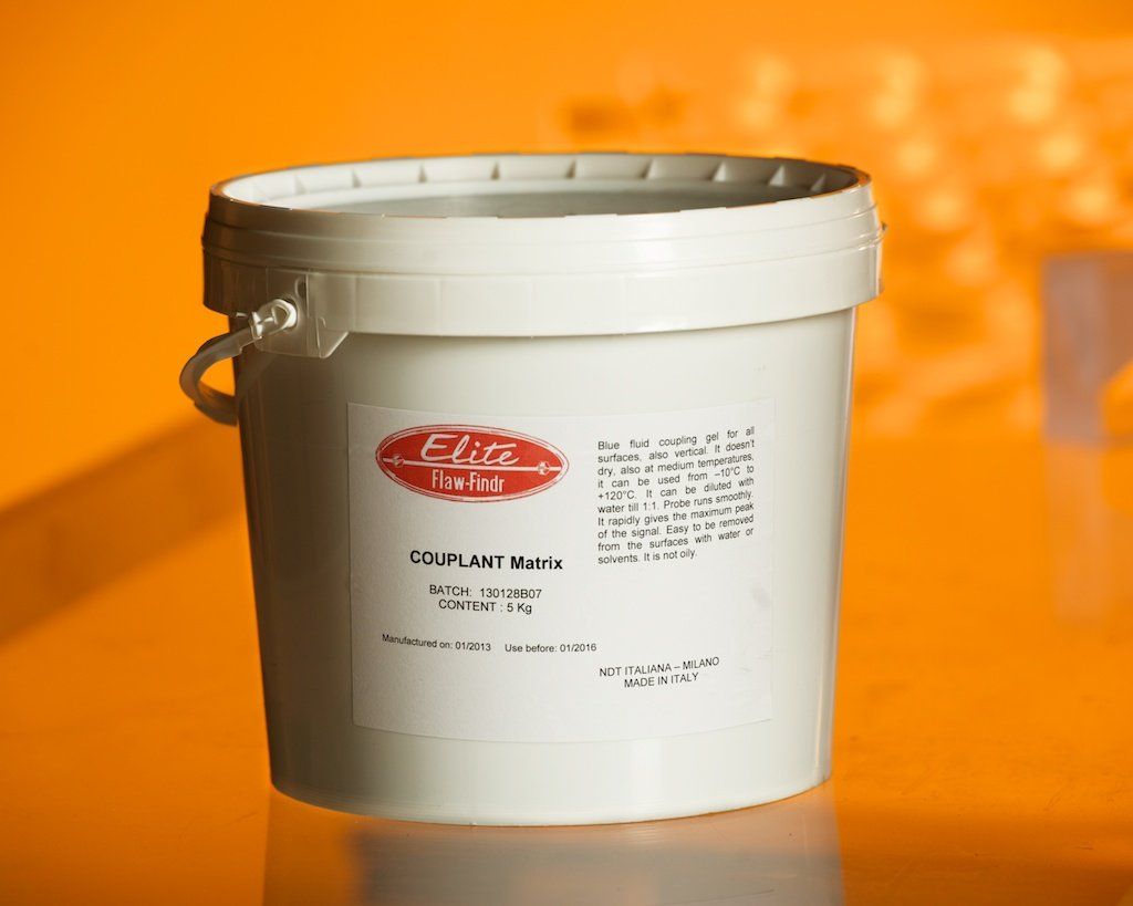 A white bucket with a label on it that says ' le lick '