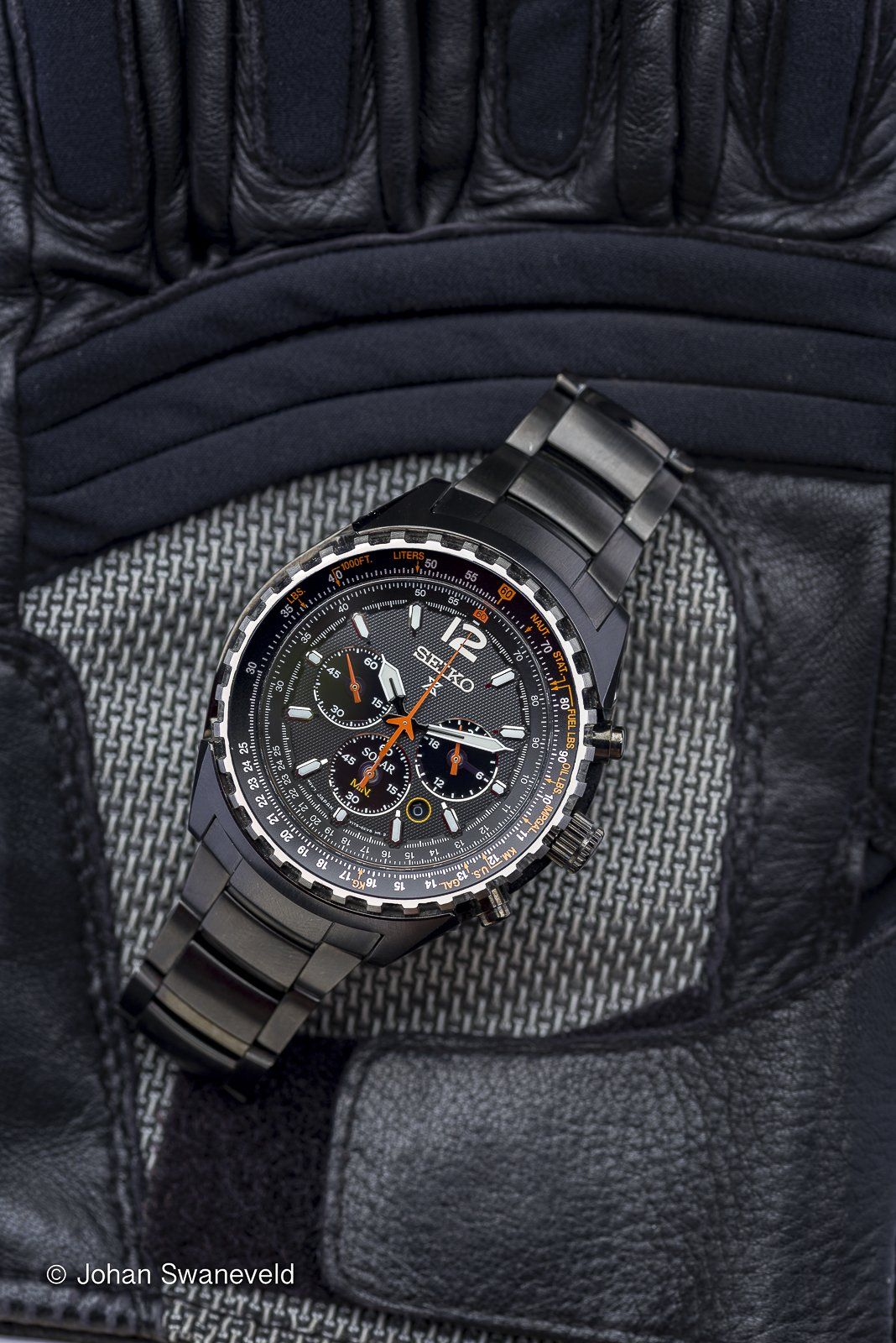 Een seiko horloge op een handschoen