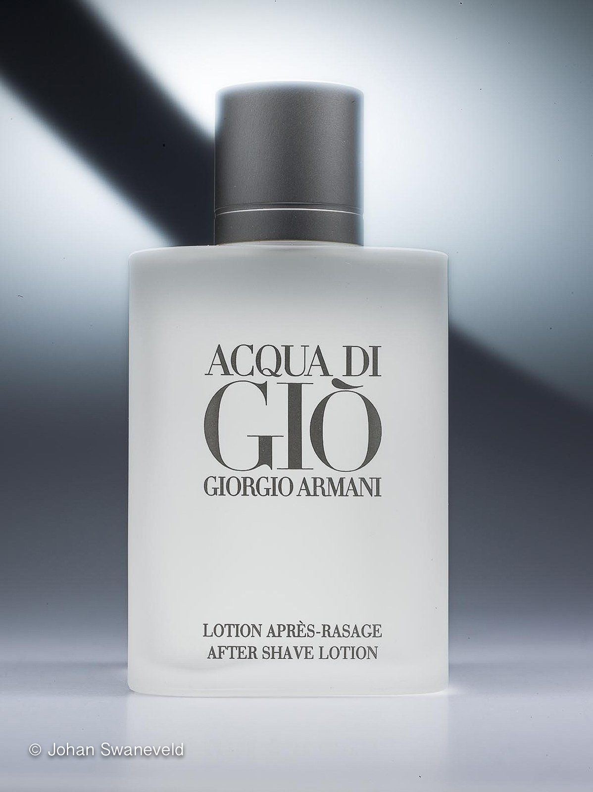 een parfumfles van giorgio armani
