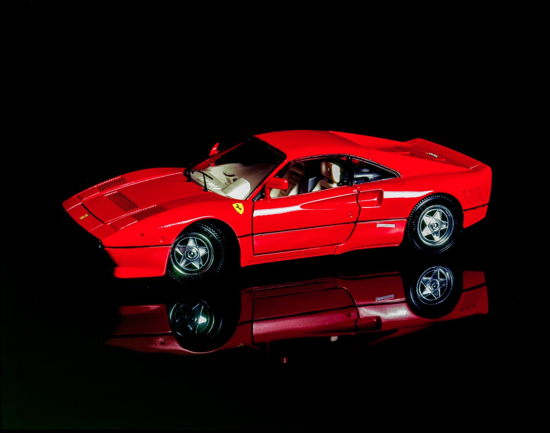een schaalmodel van een Ferrari
