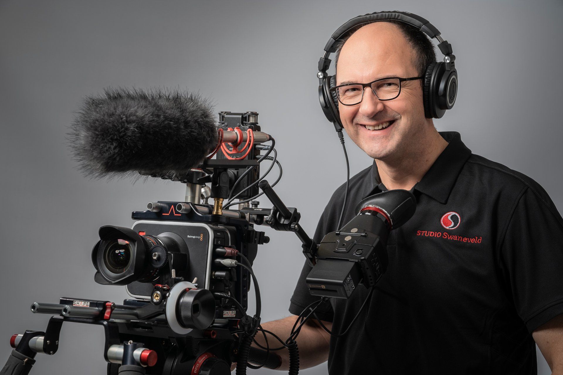 portret van johan swaneveld met blackmagic camera