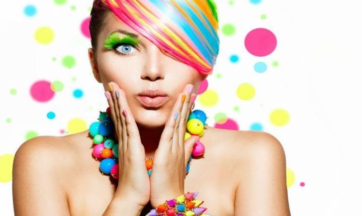 modella con capelli multicolorati