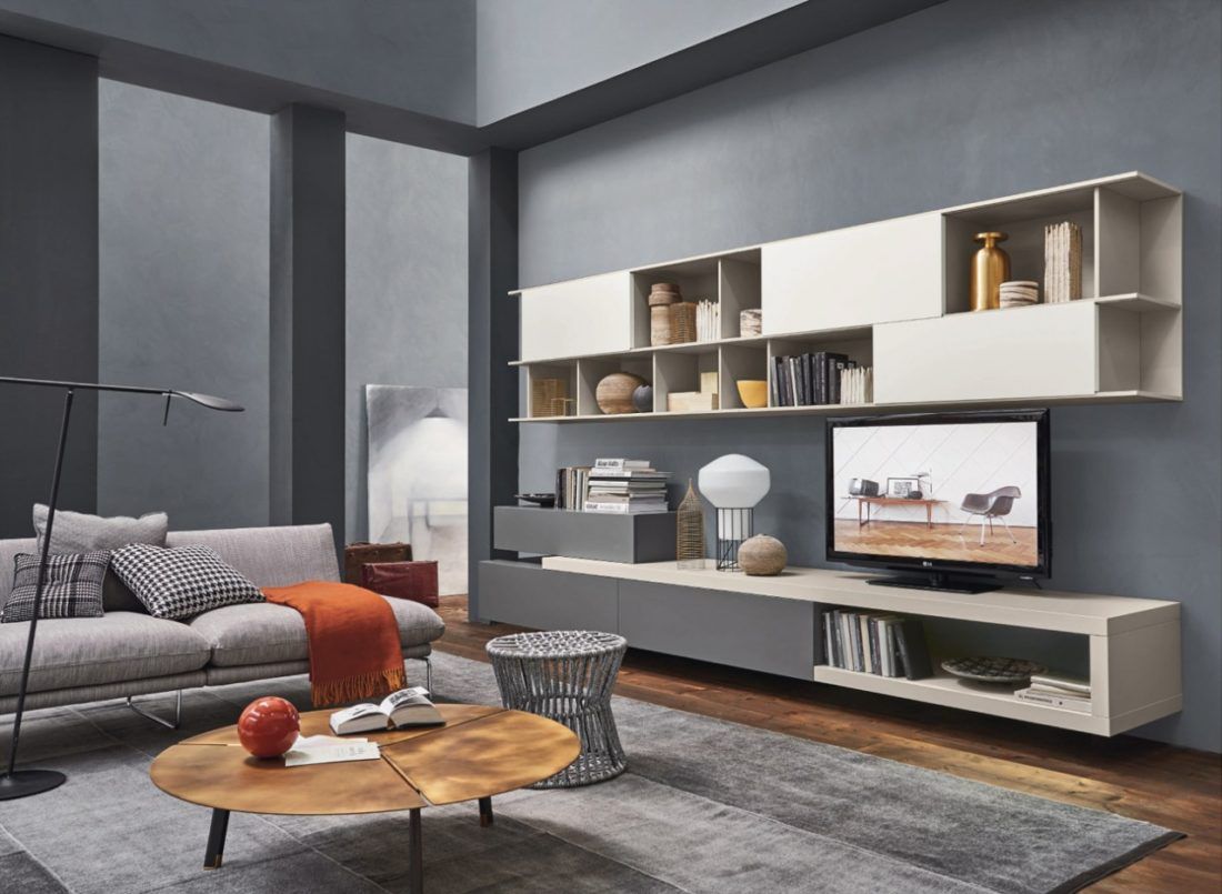 Salotto con mobile tv grigio e bianco
