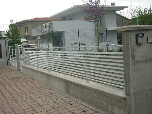 ringhiera di proprietà privata in ferro battuto