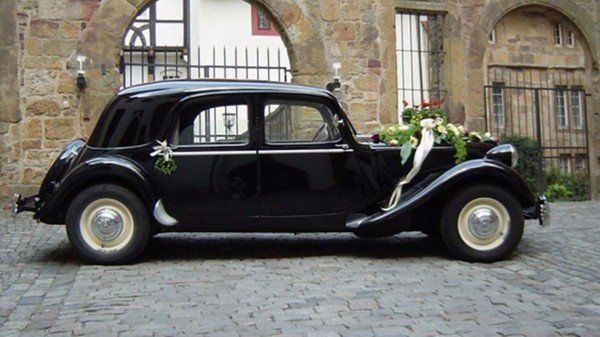auto d'epoca con addobbo floreale per evento