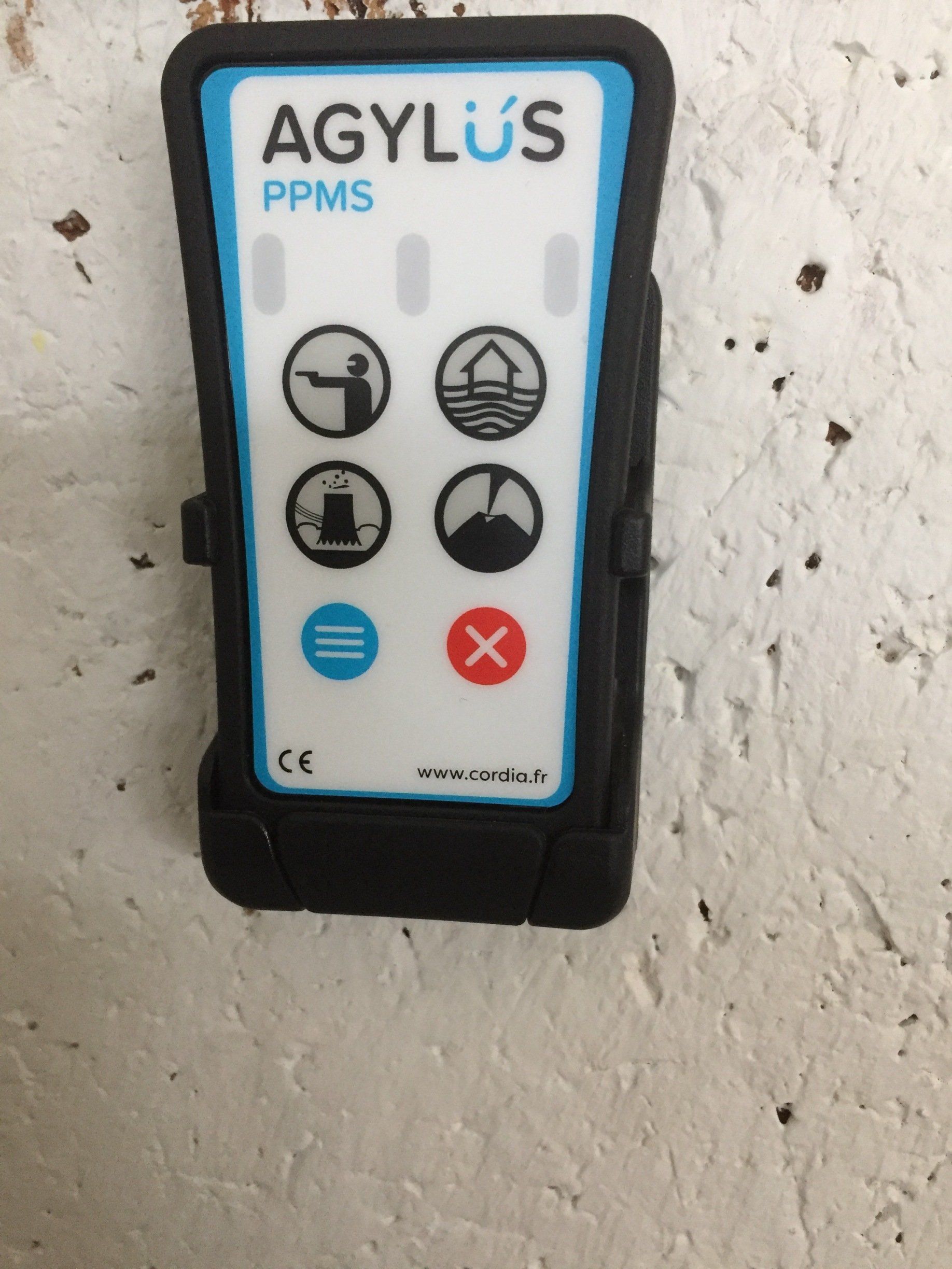 Une télécommande agylus ppm5 est montée sur un mur blanc