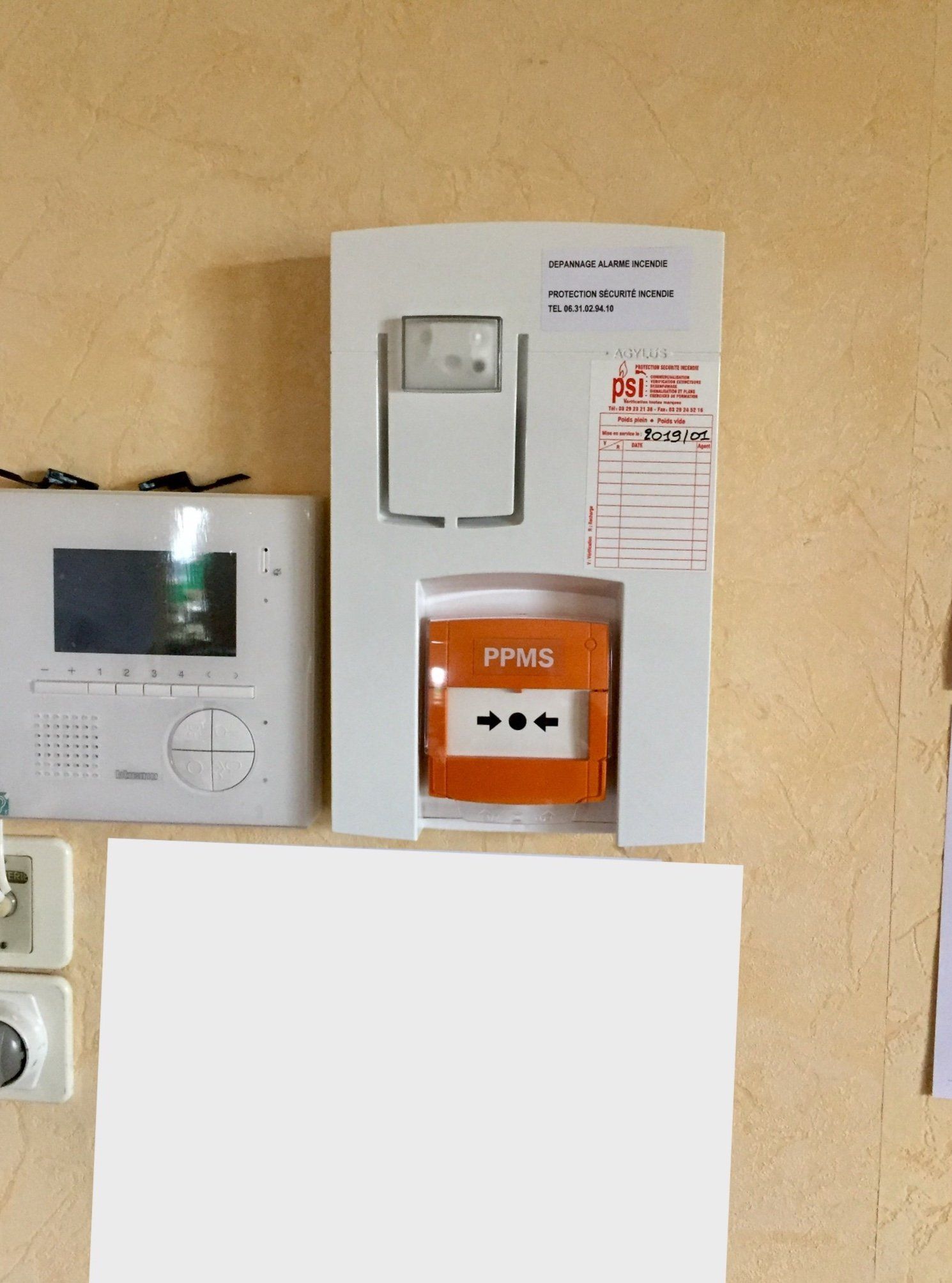 Une boîte blanche avec un bouton orange sur lequel est écrit ffws