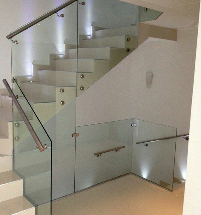 Scala interna con ringhiera in vetro e acciaio