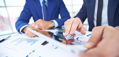 Professional with the customer conducting estate planning in Wapakoneta, OH
