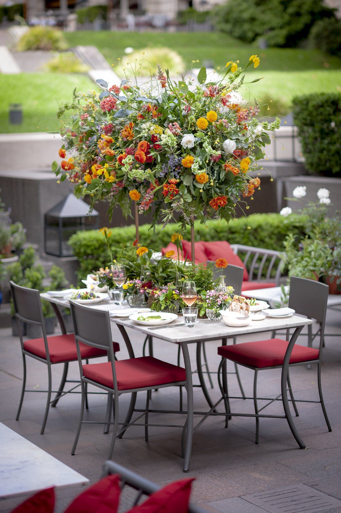 Una mesa con un árbol de flores encima