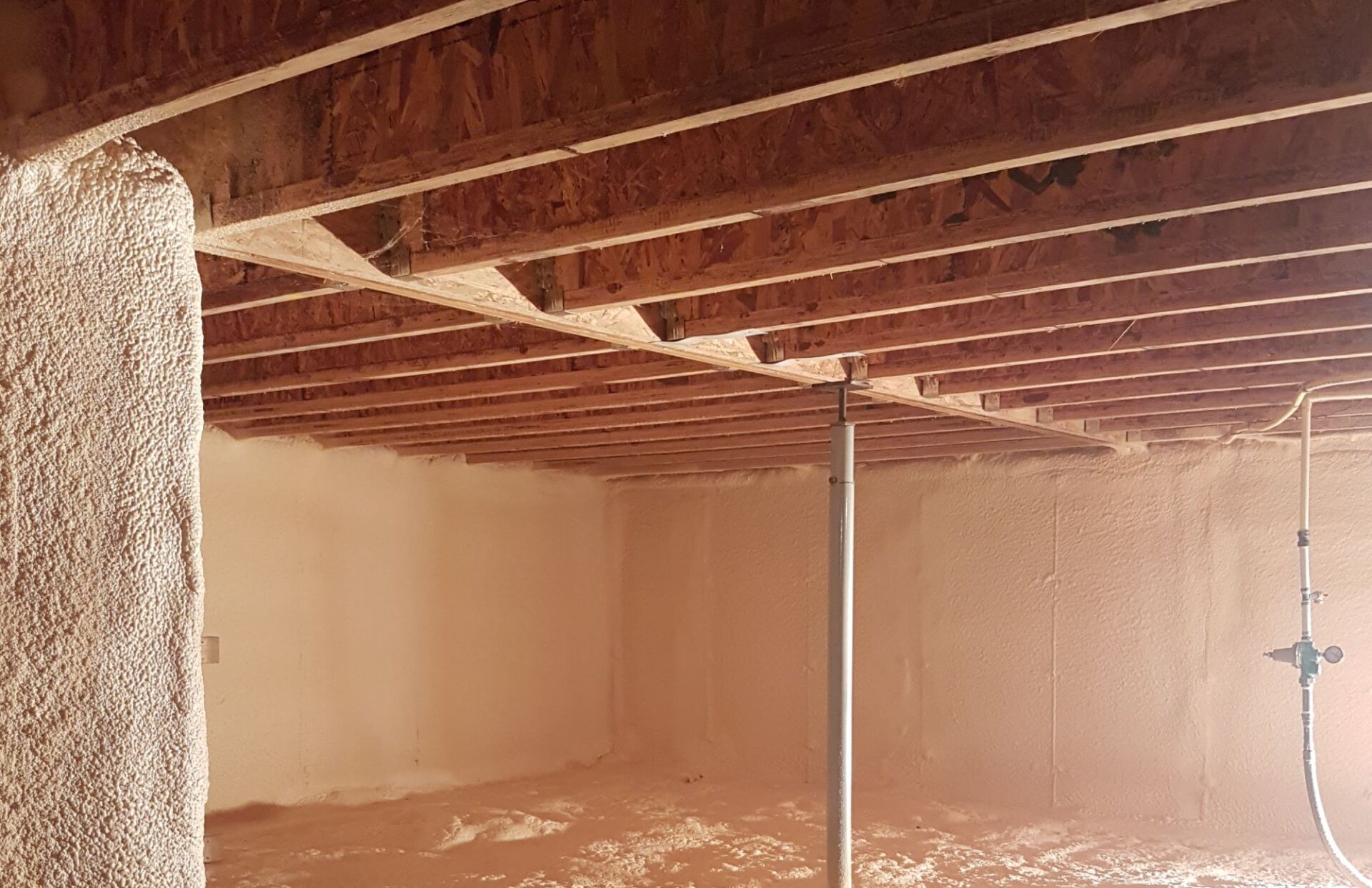 Spray polyuréthane sur mur