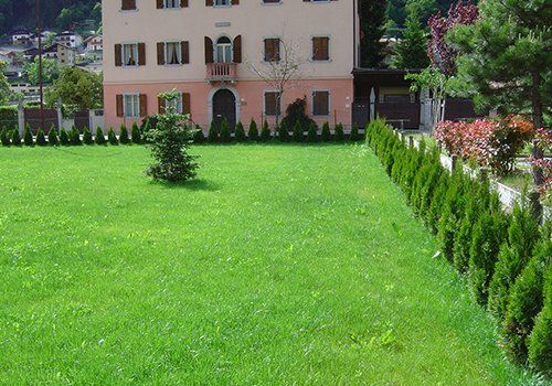 una villa con davanti un ampio prato