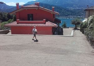 una villa di color rosso accanto a un lago