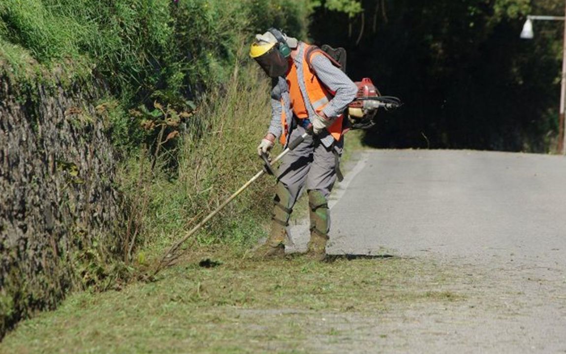 Un uomo che taglia l'erba