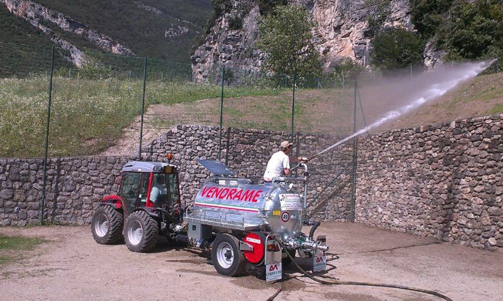 un uomo che spruzza dell'acqua con un idrante