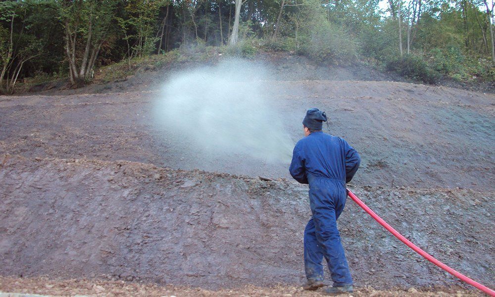un uomo che spruzza con un idrante