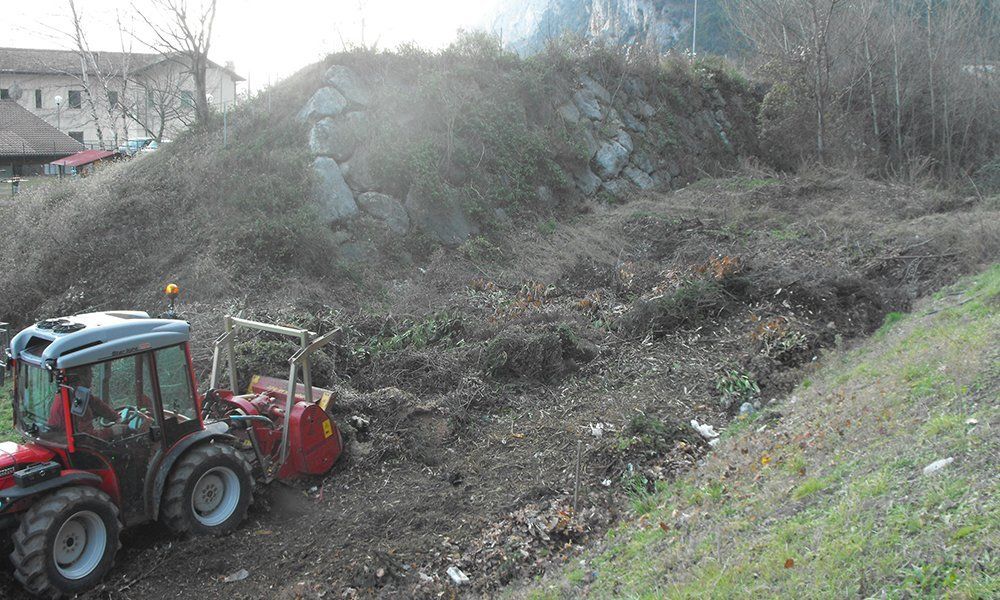 un trattore in un terreno