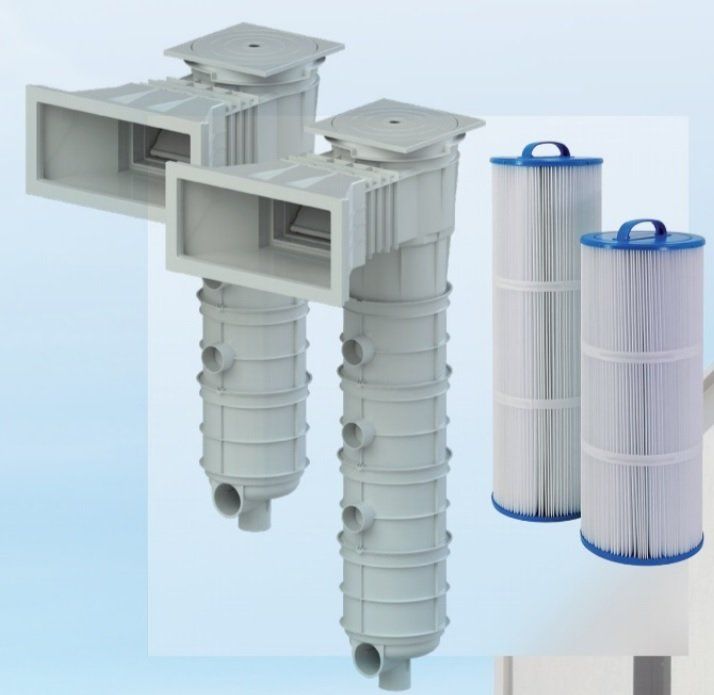 Due skimmer per piscina e due cartucce filtranti cilindriche.