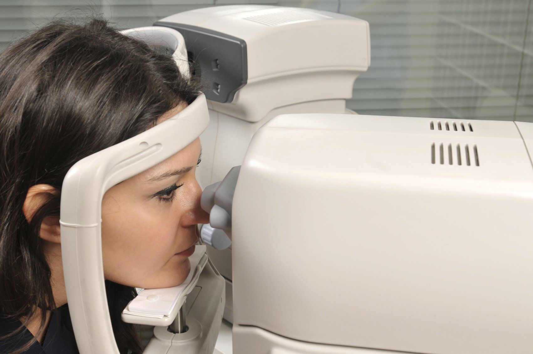 woman getting an eye exams in Buffalo, NY