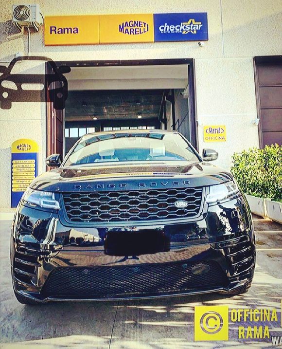 Range Rover fuori da un'autofficina