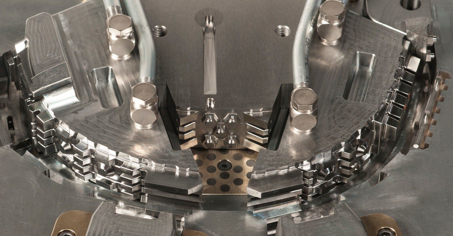 Een close-up van een machine met veel onderdelen erop