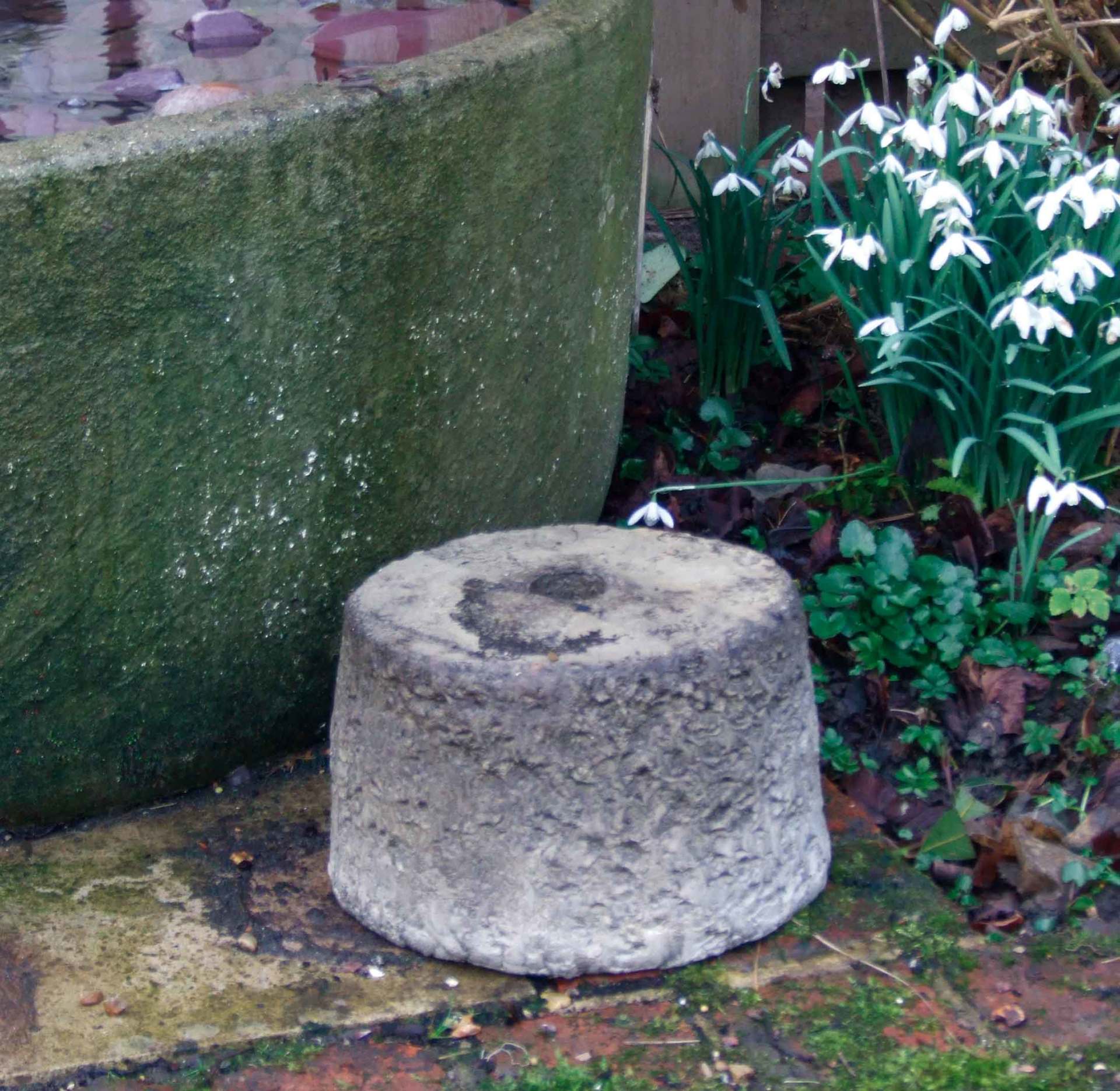 stone garden statue pumping house
