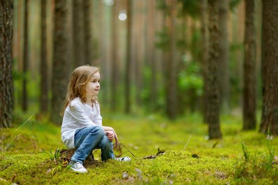 una bambina nel bosco