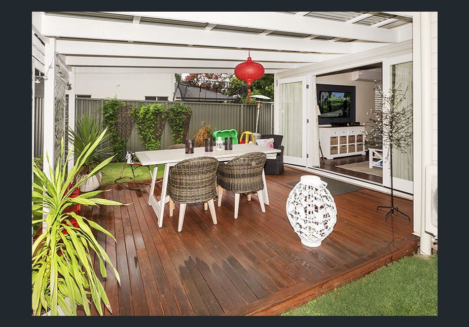 patio with wood floor