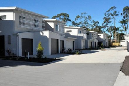 21 Lionheart Crescent, Newport Modern swimming pool and glass fencing